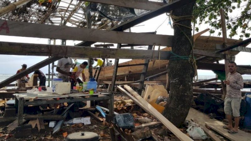Proses pembuatan kapal nelayan di Kecamatan Pamboang, Kabupaten Majene, Sulawesi Barat. 