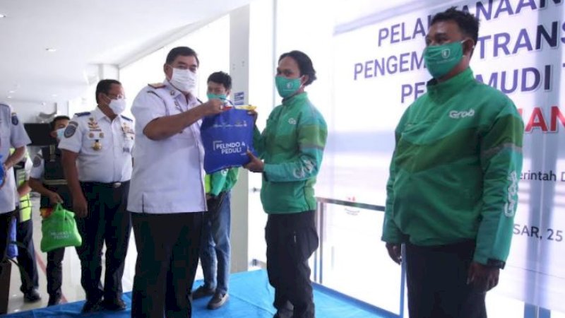 Pelaksanaan vaksinasi bagi pengemudi transportasi daring dan pengemudi di Aula Kantor Pelindo IV, Rabu (25/8/2021).