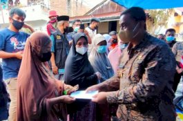 Datang Serahkan Bantuan, Bupati Wajo Semangati Korban Kebakaran di Lapongkoda