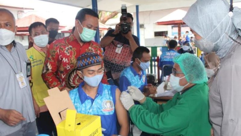 Plt Gubernur Sulsel, Andi Sudirman Sulaiman, saat memantau salah satu titik vaksinasi COVID-19 massal.