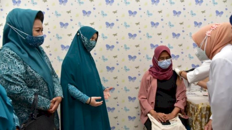 Plt Ketua Tim Penggerak PKK Sulawesi Selatan (Sulsel), Naoemi Octarina, meninjau pelayanan vaksinasi COVID-19 bagi ibu hamil di RSKD IA Fatimah, Jalan Gunung Merapi, Kota Makassar, Jumat (27/8/2021).