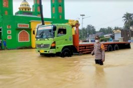 Curah Hujan Tinggi, Kapolres Wajo Lakukan Patroli di Lokasi Banjir