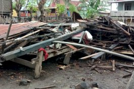 Beberapa Saat Setelah Ditinggalkan Pemiliknya, Rumah Warga di Jeneponto Roboh Diterjang Angin Kencang