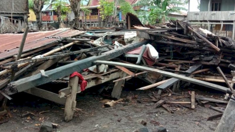 Beberapa Saat Setelah Ditinggalkan Pemiliknya, Rumah Warga di Jeneponto Roboh Diterjang Angin Kencang