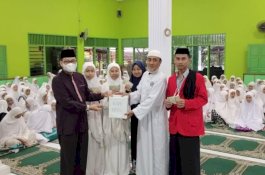 Santri Pesantren Sultan Hasanuddin Gowa Salurkan Donasi Lewat Baznas Makassar