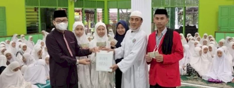 Santri Pesantren Sultan Hasanuddin Gowa Salurkan Donasi Lewat Baznas Makassar