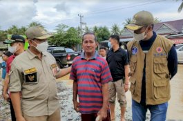 Warga Terdampak Banjir-Longsor Curhat dan Menangis di Depan Bupati Wajo
