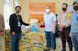 Camat Biringkanaya Mulai Salurkan Bansos untuk Warga Terdampak PPKM di Dua Kelurahan