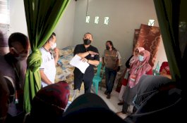 Camat Panakukang Gerak Cepat Pantau Penyerahan Bansos pada Warga Kelurahan Karampuang