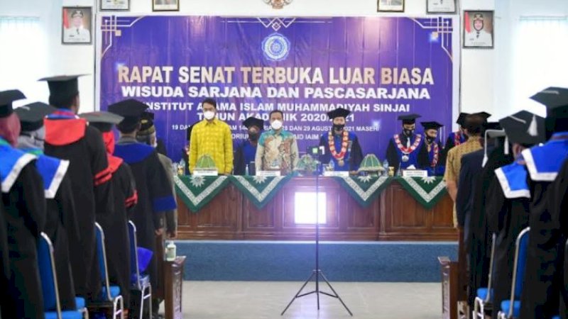 Plt Gubernur Sulsel, Andi Sudirman Sulaiman, menghadiri wisuda sarjana dan pascasarjana, yang dilaksanakan di Gedung Auditorium H. Amir Said, Kampus Institut Agama Islam Muhammadiyah (IAIM) Sinjai, Sabtu (28/8/2021).