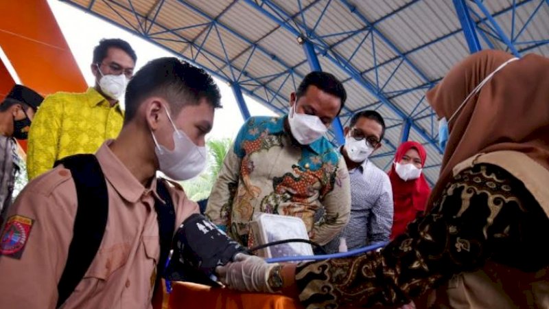 Plt Gubernur Sulsel, Andi Sudirman Sulaiman, didampingi Bupati Sinjai, Andi Seto Asapa, memantau layanan vaksinasi COVID-19 di Lapangan Sinjai Bersatu, Sabtu (28/8/2021).