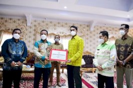 Serahkan Bantuan, Plt Gubernur Sulsel dan Bupati Sinjai Bahas Pengadaan Listrik hingga Pengerukan Sungai