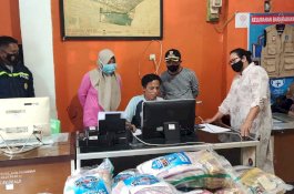 Camat Makassar Pantau Langsung Penyaluran 540 Paket Bansos di Wilayahnya