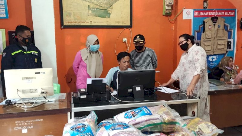 Camat Makassar, Alamsyah Syahabuddin, Minggu, 29 Agustus 2021 memantau penyaluran bantuan sosial untuk terdampak PPKM di Wilayahnya.