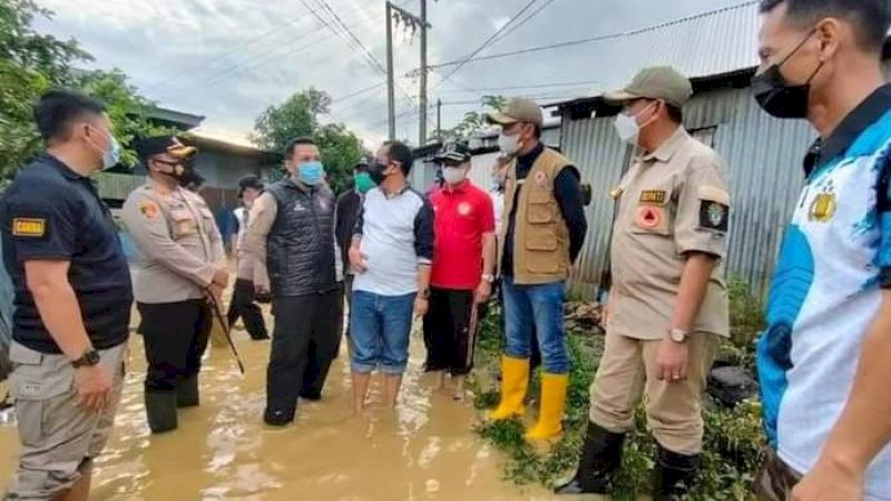 Bupati Wajo, Amran Mahmud, bersama jajaran dan elemen pemerintah lainnya saat memantau banjir di Kabupaten Wajo.