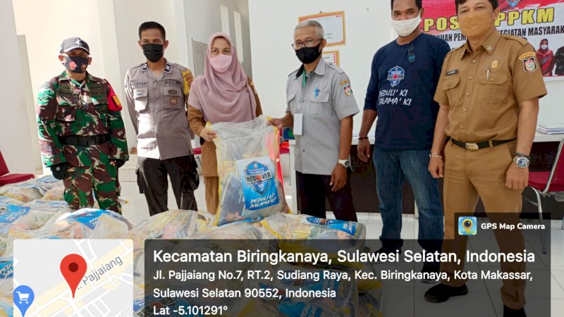Pihak Kecamatan Biringkanaya menyalurkan bantuan sosial di Kelurahan Berua dan Laikang. Senin, (30/8).