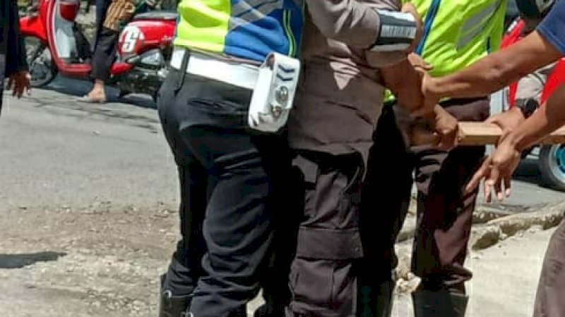 Salah satu satu foto yang memperlihatkan seseorang berseragam polisi memegang balok dan mengamuk di Jalan Sam Ratulangi, Kabupaten Bulukumba, Sulawesi Selatan, Senin (30/8/2021).