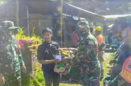 Peduli Korban Kebakaran Desa Padangloang, Koramil Pitumpanua Bantu Uang Tunai dan Perlengkapan Salat