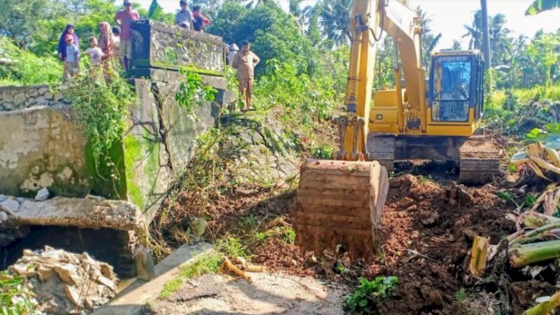 Alat berat telah dikerahkan untuk membenahi infrastruktur yang rusak akibat banjir yang melanda Kabupaten Wajo.