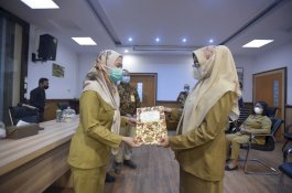 Bupati Luwu Utara Serahkan SK Pensiun Besse Andi Pabeangi