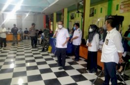 Sebelum ke Lokasi Banjir, Amran Mahmud Sempatkan Pantau Vaksinasi Massal di Belawa