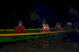 Temui Warga Terdampak Banjir, Bupati Wajo Tembus Malam Naik Perahu Ketinting