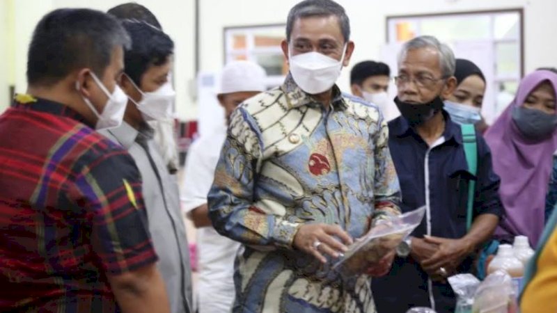 Bupati Wajo, Amran Mahmud, di sela-sela penyaluran bantuan untuk pelaku usaha mikro, kecil, dan menengah (UMKM) di Ruang Pola Kantor Bupati Wajo, Rabu (1/9/2021). 