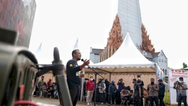 Pelaksana Tugas Gubernur Sulawesi Selatan, Andi Sudirman Sulaiman, sat pelaksanaan vaksinasi COVID-19 di Monumen Mandala, Kota Makassar, Kamis (2/9/2021).