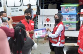 PMI Luwu Utara Distribusi Air Bersih ke Wilayah Terdampak Banjir