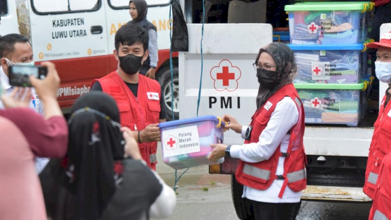 PMI Luwu Utara Distribusi Air Bersih ke Wilayah Terdampak Banjir