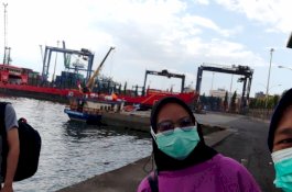 Perhatian dengan Warganya, Lurah Tamalanrea Indah Antar Pasien Covid ke Isolasi Apung