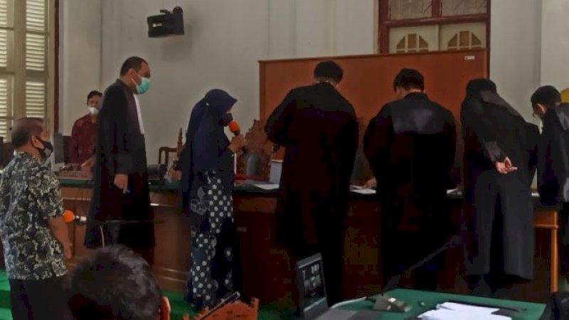 Istri terdakwa Edy Rahmat, Hikmawati, dihadirkan jaksa penuntut umum (JPU) sebagai saksi di Pengadilan Negeri Tipikor Makassar, Kamis (2/9/2021).