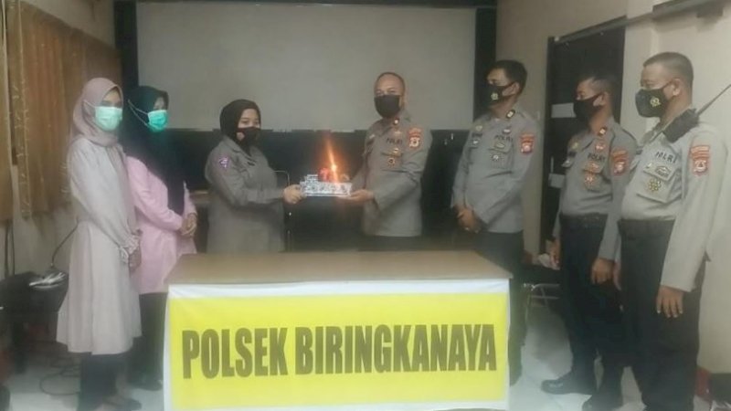 Kompol Rujiyanto Dwi Poernomo, Kapolsek Biringkanaya serahkan kue ulang tahun ke personel Polwan di Polsek Biringkanaya.