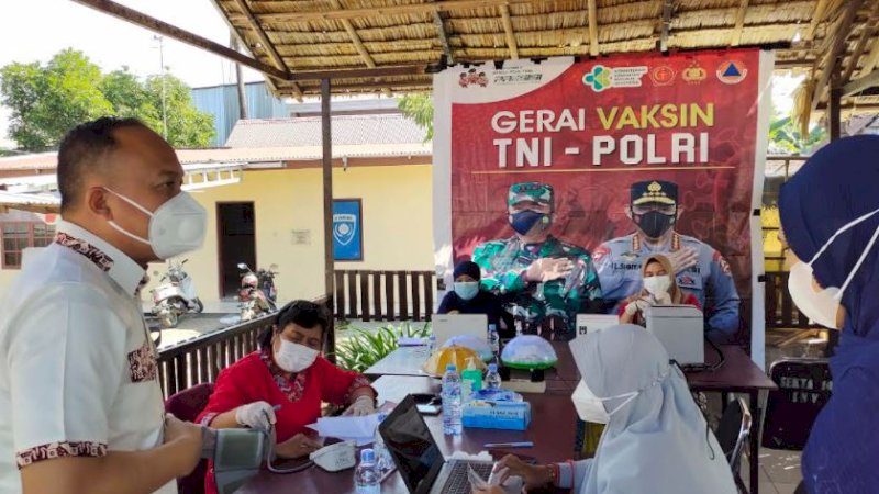 Kapolsek Biringkanaya, Kompol Rujiyanto Dwi Poernomo (kemeja putih) meninjau vaksinasi di Gerai Vaksin Presisi Polsek Biringkanaya.
