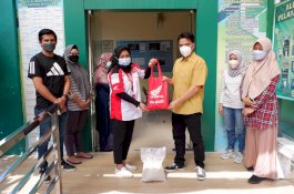 Peringati Harpelnas 2021, Manajemen Asmo Sulsel Bagikan Sembako kepada Nakes