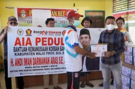 Roemah Djoeang AIA Salurkan Bantuan bagi Korban Banjir di Wajo