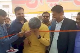 Guntingnya Tumpul, Menteri Ini Potong Pita dengan Giginya pada Peresmian Toko Elektronik