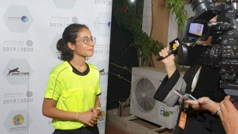 Lima Wasit Perempuan Saudi Akan Memimpin Pertandingan Sepak Bola Putra di Piala Arab
