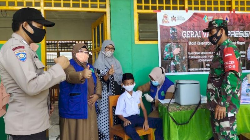 Vaksinasi COVID-19 di Madrasah Tsanawiyah Manongkoki, Kecamatan Polut, Kabupaten Takalar.