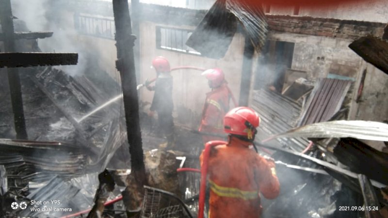 Kebakaran di Jalan Pajjaiang, Kelurahan Sudiang Raya, Kecamatan Biringkanaya, di depan GOR Sudiang, Senin (6/9/2021).