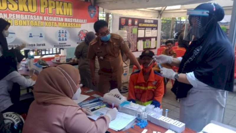 Petugas kebersihan Kecamatan Bontoala menjalani tes swab antigen, Selasa (7/9/2021).