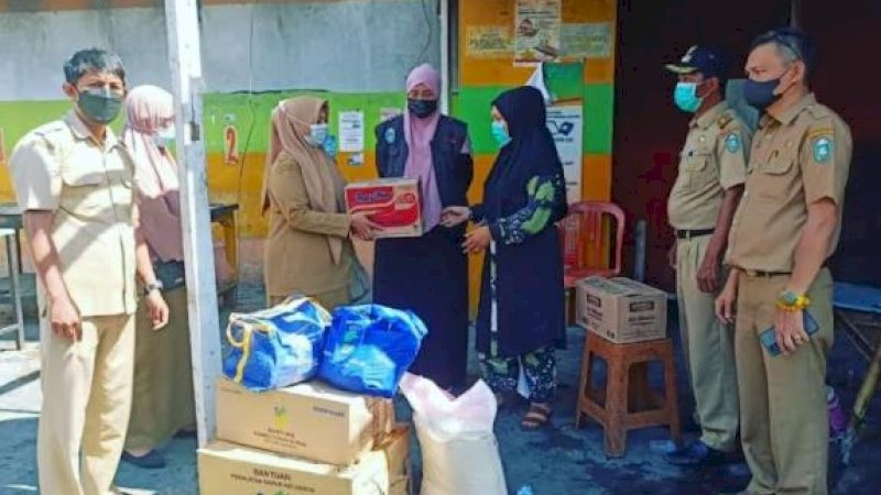 Penyerangan bantuan untuk korban kebakaran di Warung Bakso Pak To' di Jalan Jenderal Sudirman, Kota Parepare. 