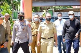 Wali Kota Makassar Kunjungi dan Serahkan Bantuan Korban Kebakaran di Biringkanaya