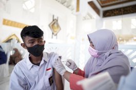 Kejar Target, Vaksinasi COVID-19 di Sulsel Dilakukan hingga Tengah Malam