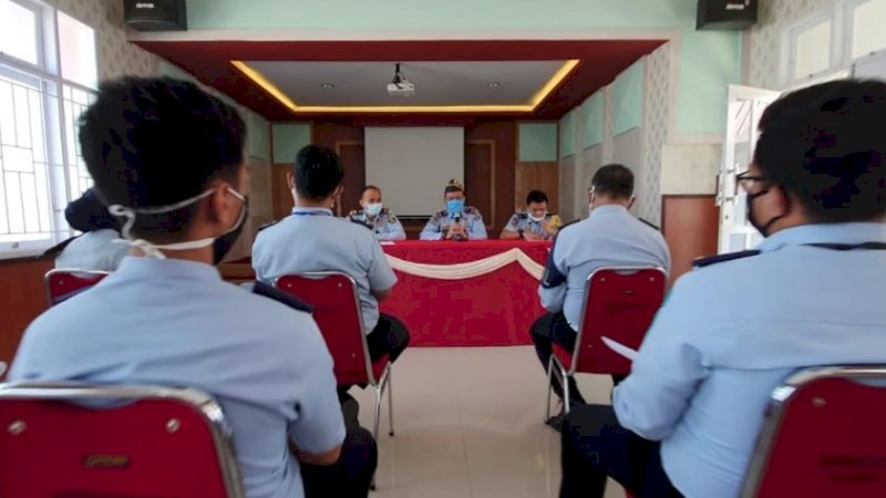 Kepala Rutan (Karutan) Kelas I Makassar, Sulistyadi memimpin rapat terbatas.