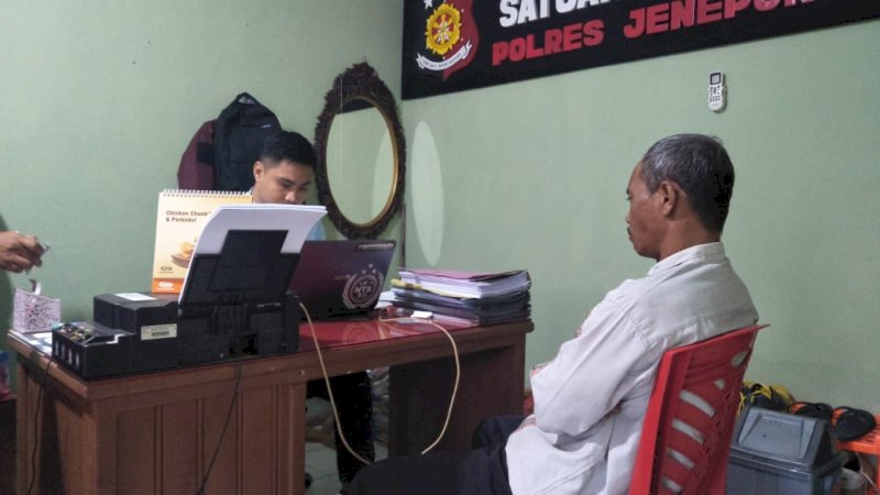 Syamsu bin Sawala saat melapor ke Polres Jeneponto.
