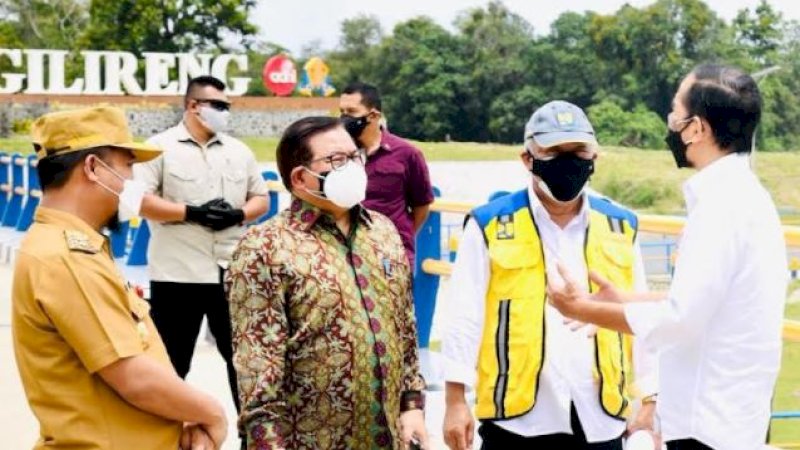 Plt Gubernur Sulsel, Andi Sudirman Sulaiman, saat mendampingi Presiden Joko Widodo (Jokowi) di Kabupaten Wajo, Sulawesi Selatan, Kamis (9/9/2021). 