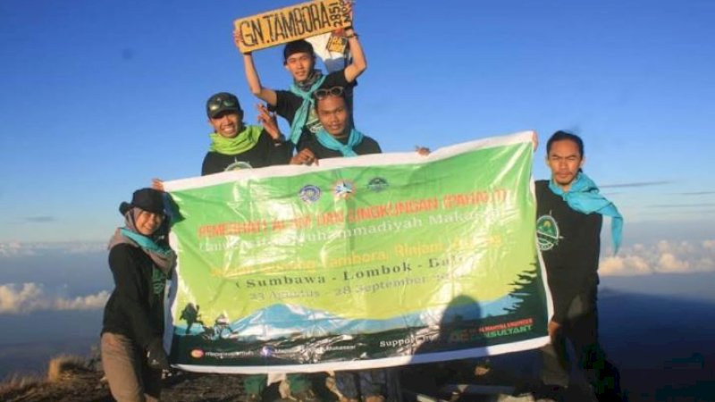 
Anggota UKM Pahala Unismuh Makassar yang sementara melakukan ekspedisi Pulau Sumbawa, Lombok, dan Bali.