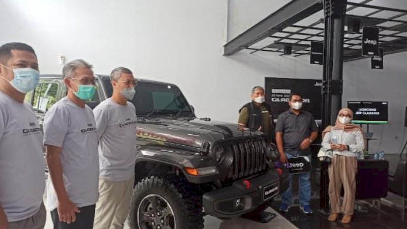 Jeep Gladiator Rubicon resmi diperkenalkan dalam peluncuran di Showroom Jeep Makassar, Jalan Ahmad Yani, Kota Makassar, Kamis (9/9/2021) siang. (Foto: Usman Pala /Rakyatku.com)