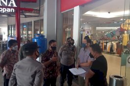 Camat Rheza dan Kapolsek Tamalanrea Sosialisasikan Edaran Perpanjangan PPKM di Pusat Perbelanjaan 
